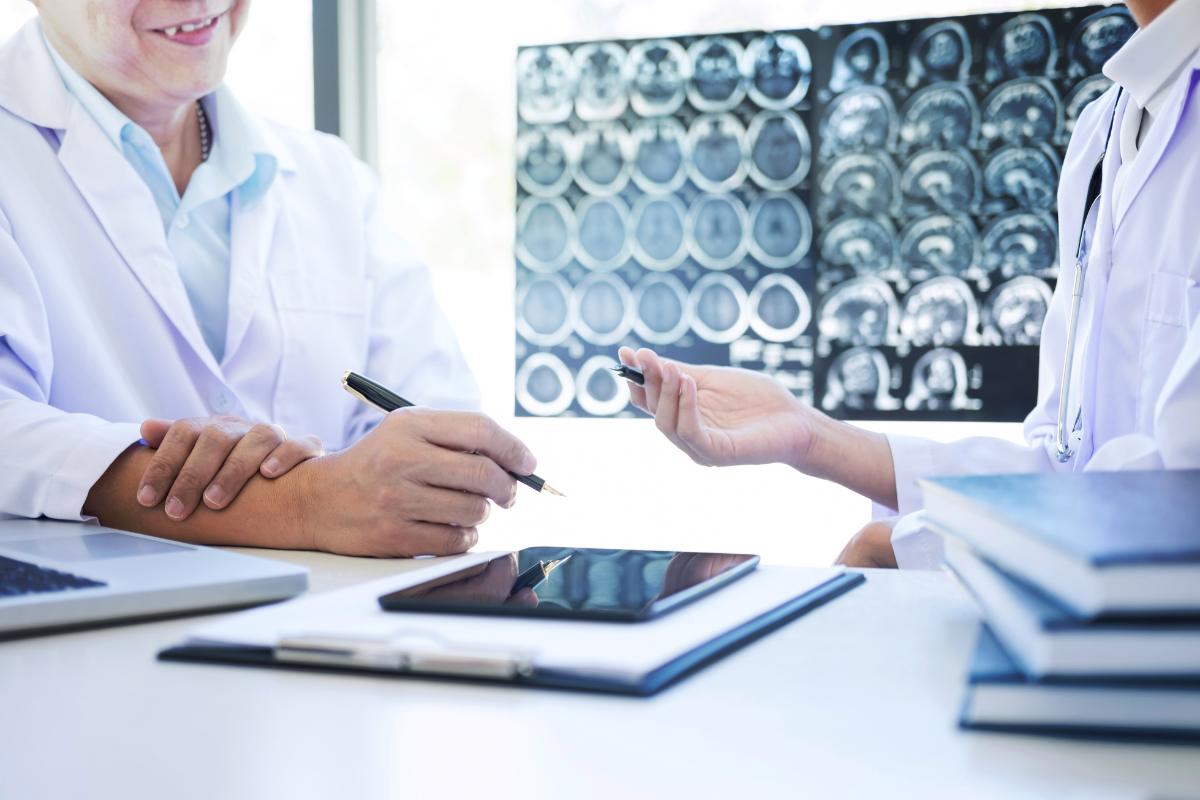 2 médicos conversando sobre como escolher um bom psiquiatra