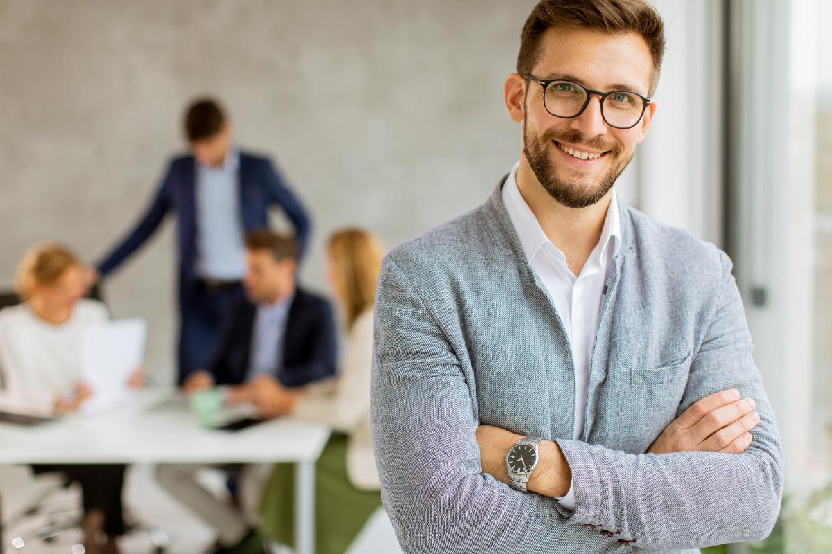 imagem ilustrativa de um funcionário no ambiente corporativo com saúde mental no trabalho 