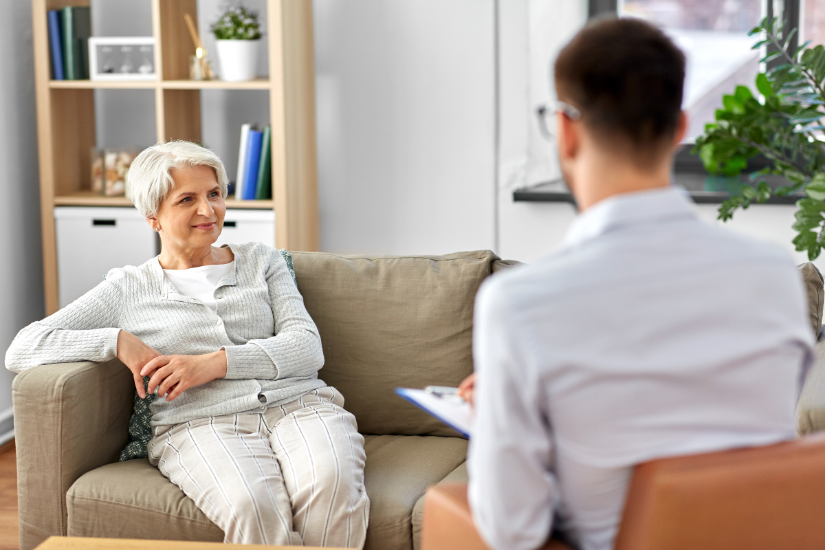 senhora conversando com o médico sobre psiquiatria geriátrica